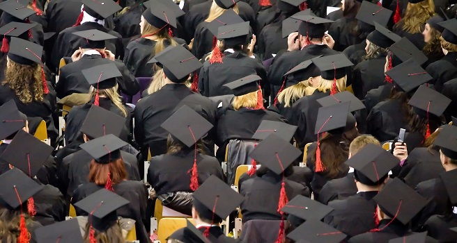 Ozdobne zdjęcie przedstawiające studentów w czapkach studenckich